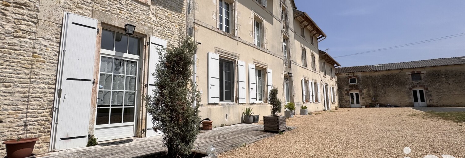 Maison 20 Pièces 590 m² à vendre à Anais (17540)