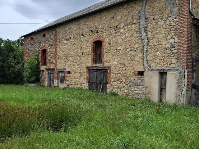 À vendre dans la Creuse, maison mitoyenne avec grande grange — photo du bien