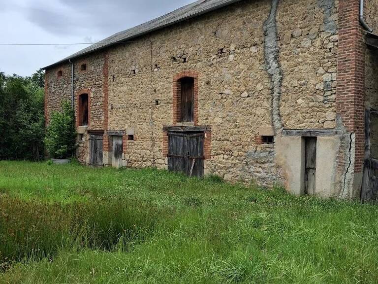 À vendre dans la Creuse, maison mitoyenne avec grande grange — photo 1