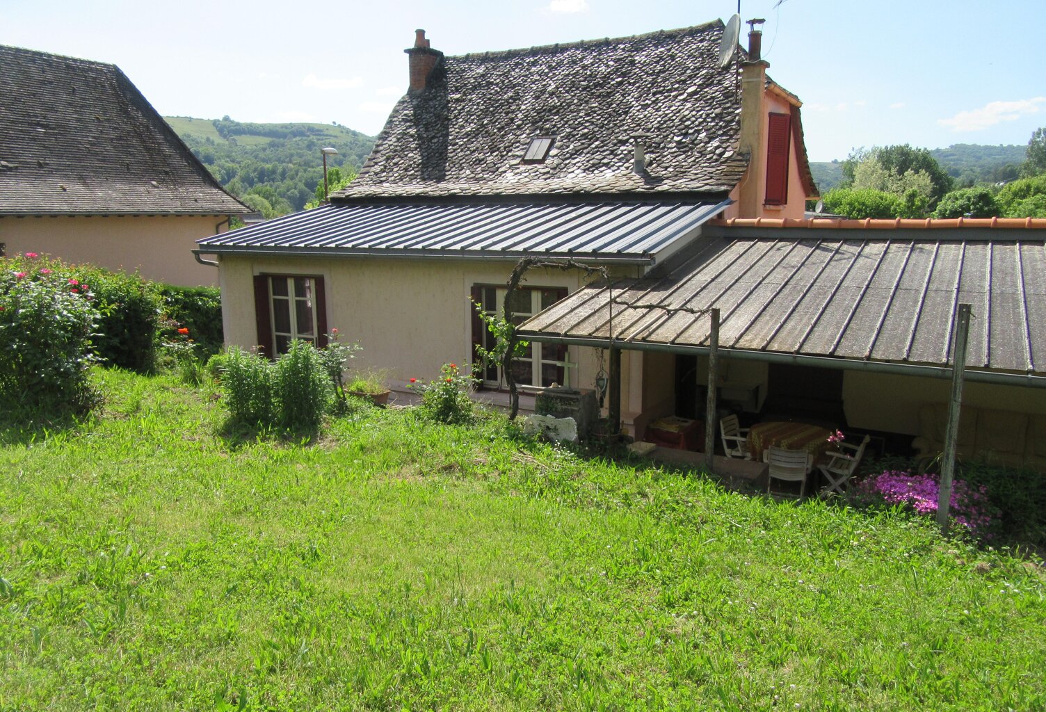 EXCLUSIVITE SAINT CYPRIEN Centre de Saint Cyprien, maison T4 en pierre avec jardin et dépendances — photo 1