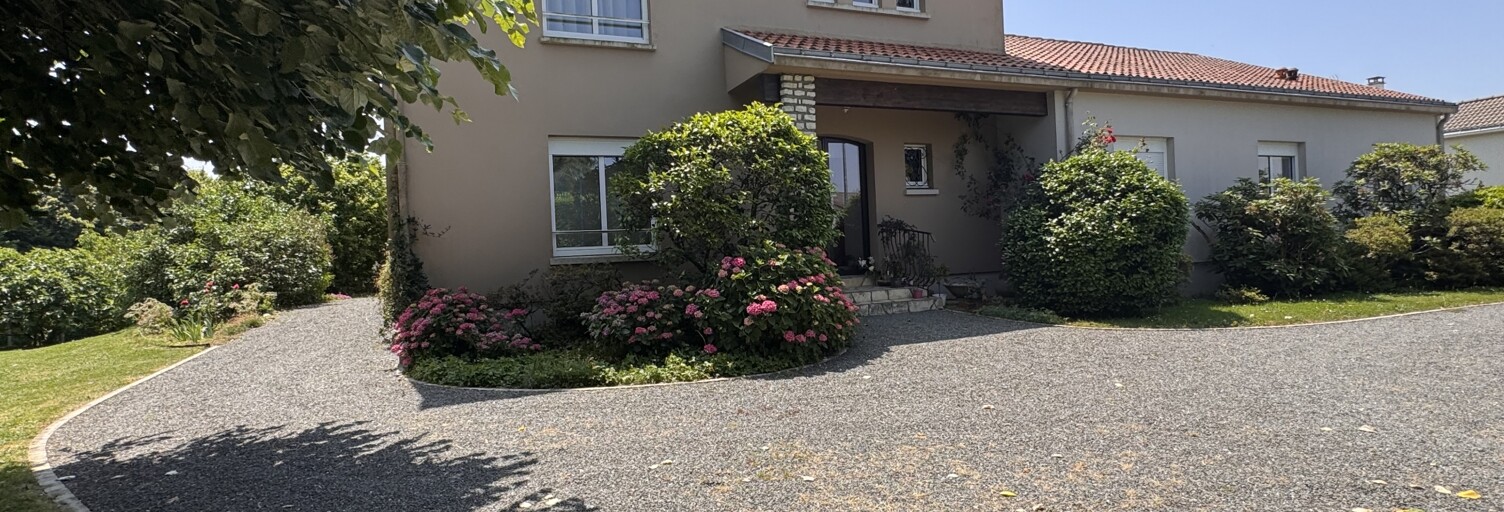 Maison 10 Pièces 301 m² à vendre à La Châtaigneraie (85120)