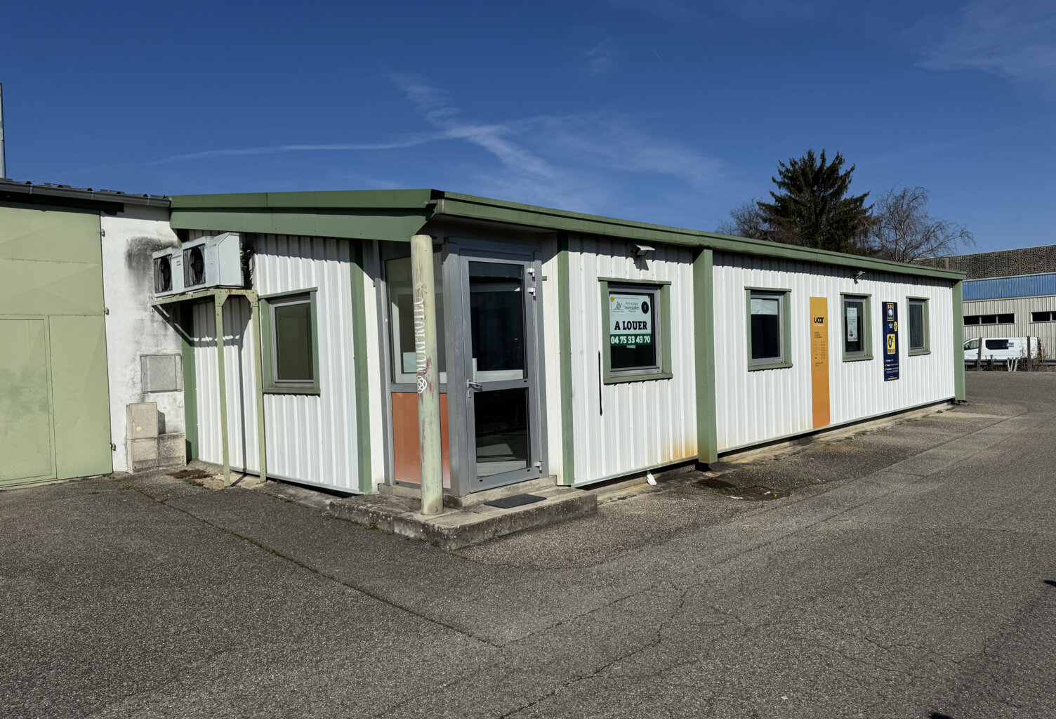 Local commercial avec bureaux et atelier — photo 1