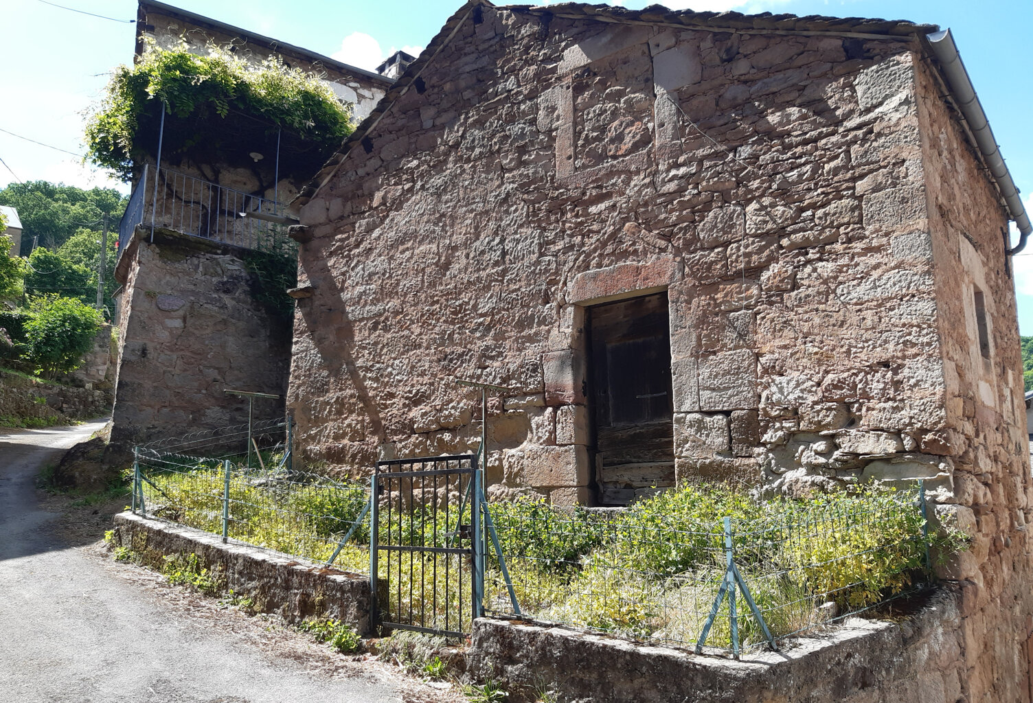 grange en pierre de 30 m2 à restaurer avec cave voûtée et te — photo 1