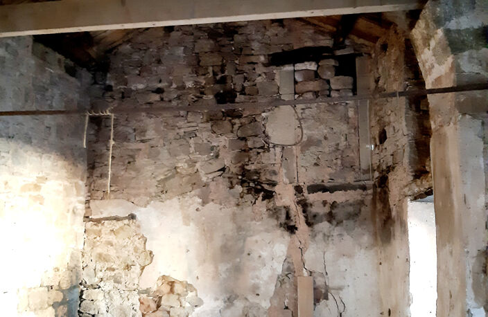 grange en pierre de 30 m2 à restaurer avec cave voûtée et te — photo 5
