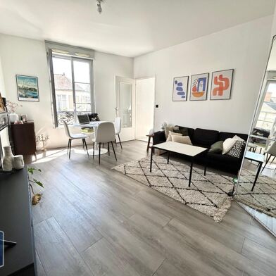 Appartement 2 pièces 858 €