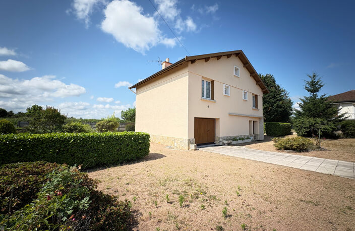 MABLY, Maison élevée sur sous-sol sur 837m2 de terrain avec — photo 5