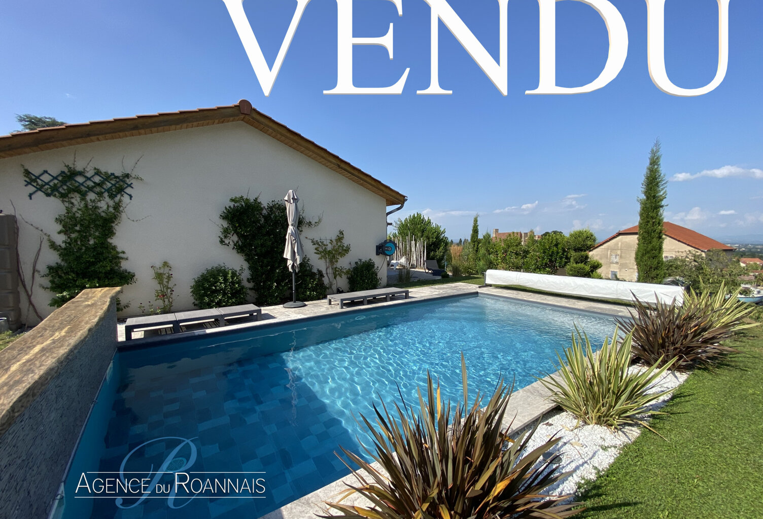 Proche Renaison, Villa récente de plain-pied avec piscine — photo 1