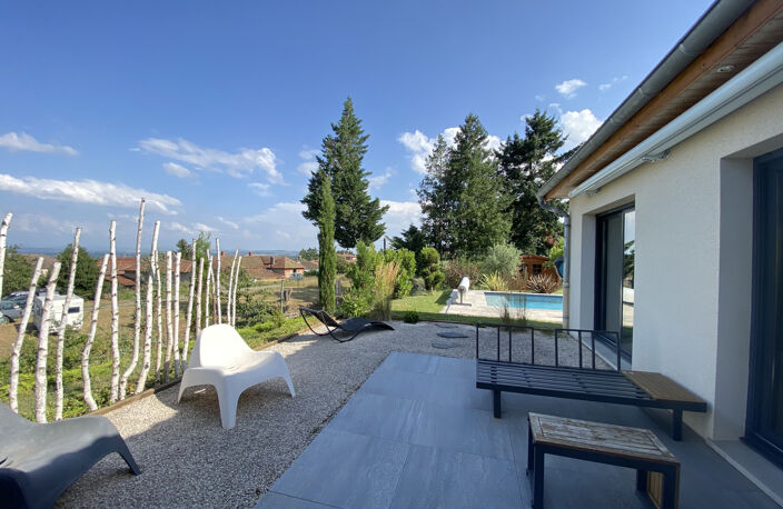 Proche Renaison, Villa récente de plain-pied avec piscine — photo 4