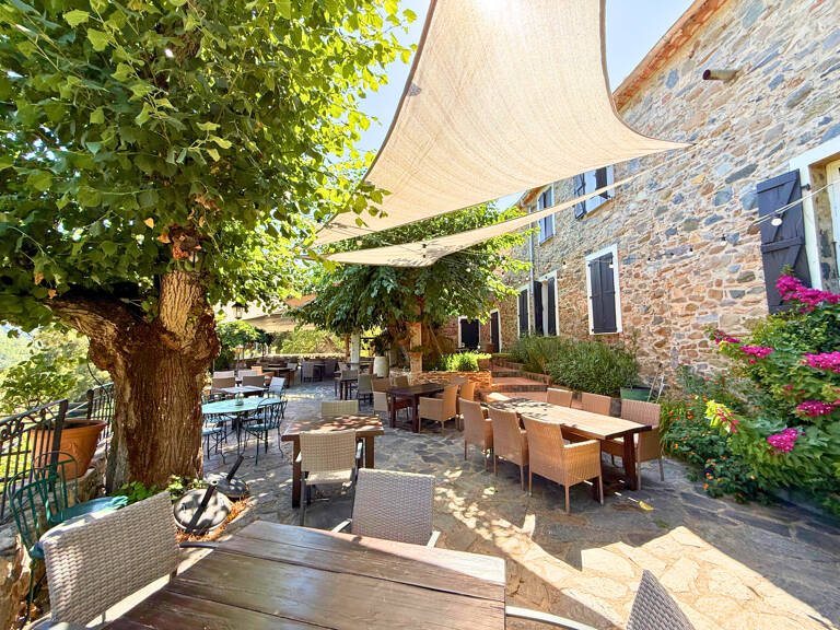 Domaine restaurant avec projet d’écolodges, production viticole et logements sur place — photo 1