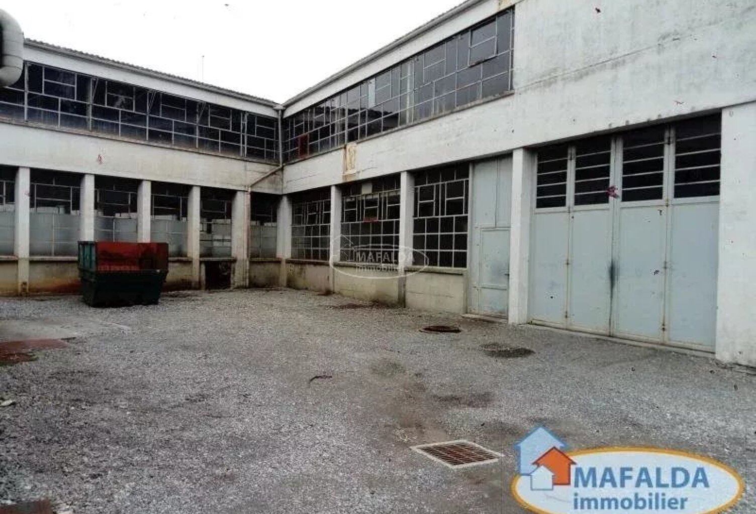 Local spacieux de 3600 m² à Marnaz. — photo 1