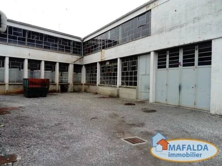 Local spacieux de 3600 m² à Marnaz. — photo 1