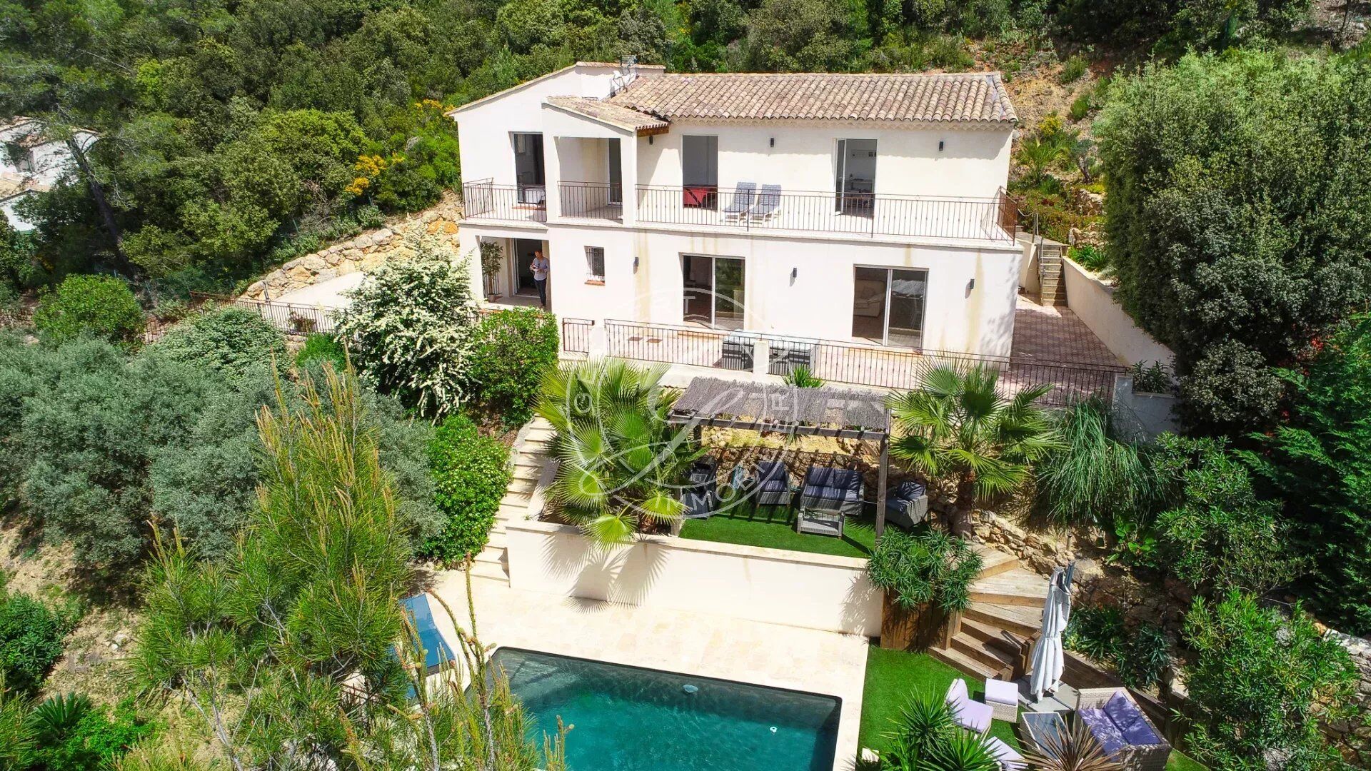 Villa / Maison  T6 à vendre Taradeau 83460