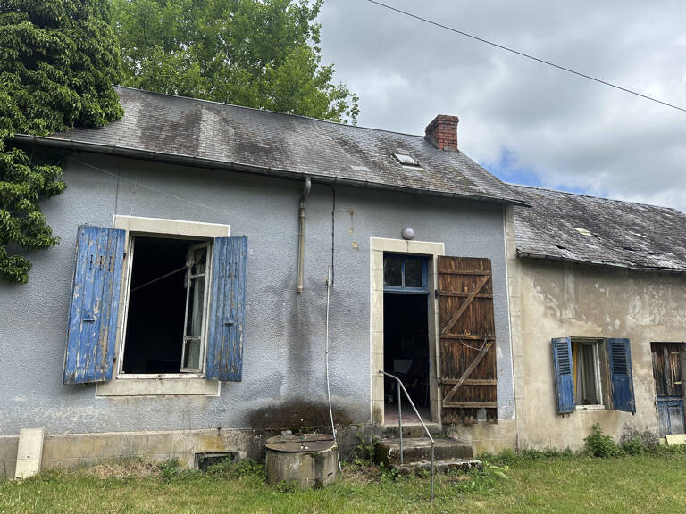 Maison à rénover à  St Léger des Vignes 58300 — photo 1