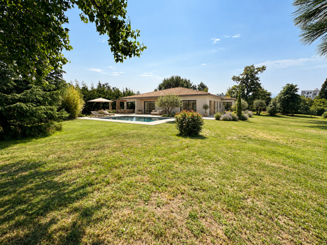 Terrain 2 000m2 — photo du bien
