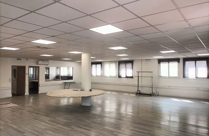 IVRY-SUR-SEINE BUREAUX OU ACTIVITÉS 275 M² — photo 3