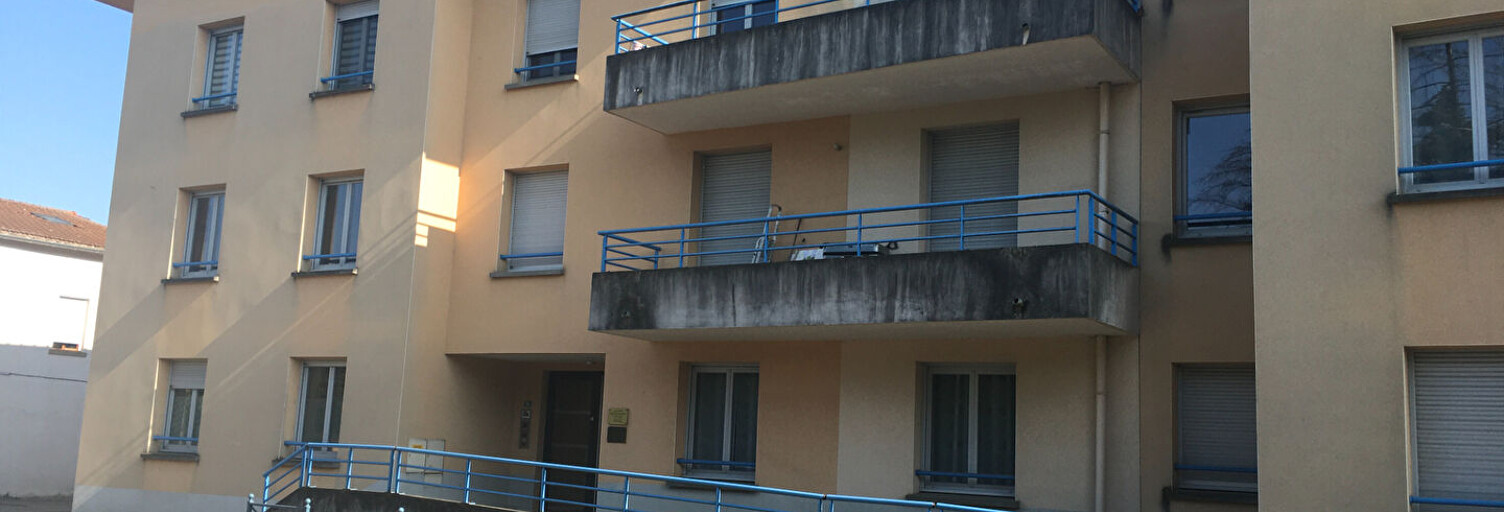 Garage   m² à louer à Saint-Pierre-de-Chandieu (69780)