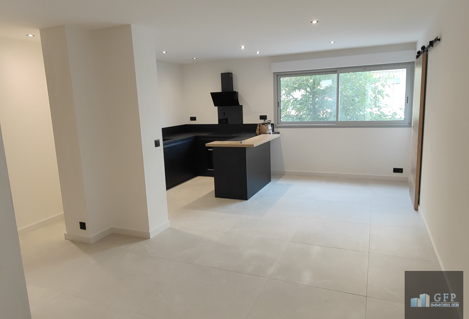 LE LAVANDOU - Appartement de type T3 de 68.5 m2 avec place de stationnement — photo 1