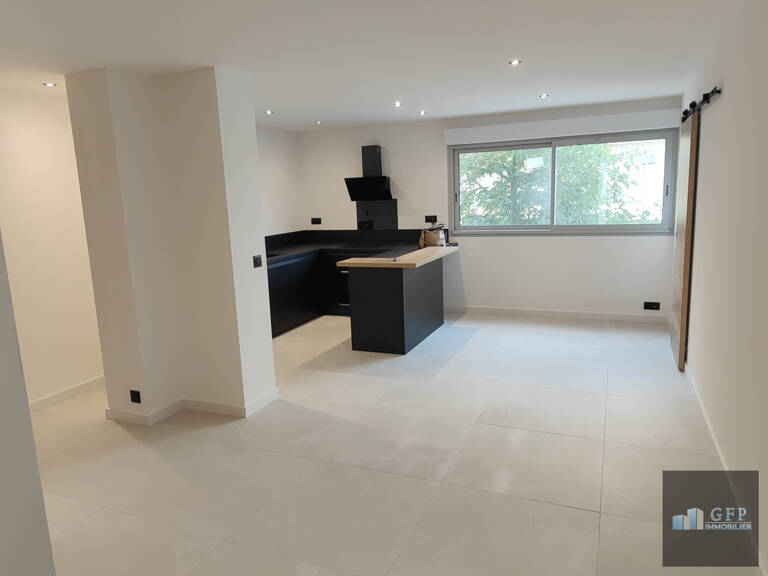 LE LAVANDOU - Appartement de type T3 de 68.5 m2 avec place de stationnement — photo 1