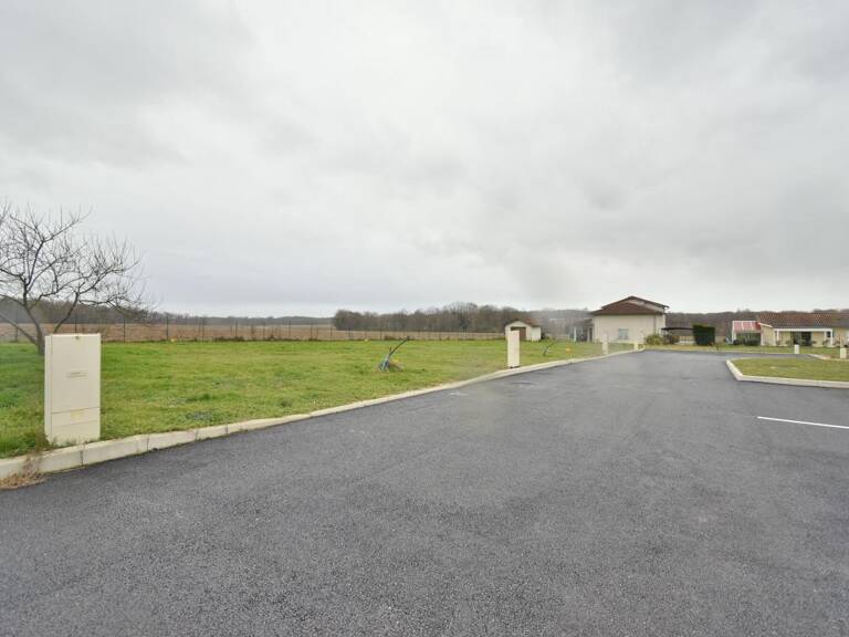 Terrain À Vendre — photo 1