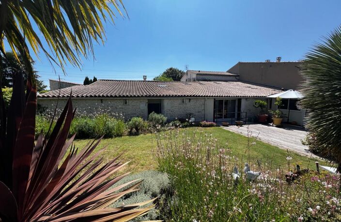 Maison À Vendre Charentaise rénovée 226m2 habitable avec piscine 150m2 de dépendances — photo 2