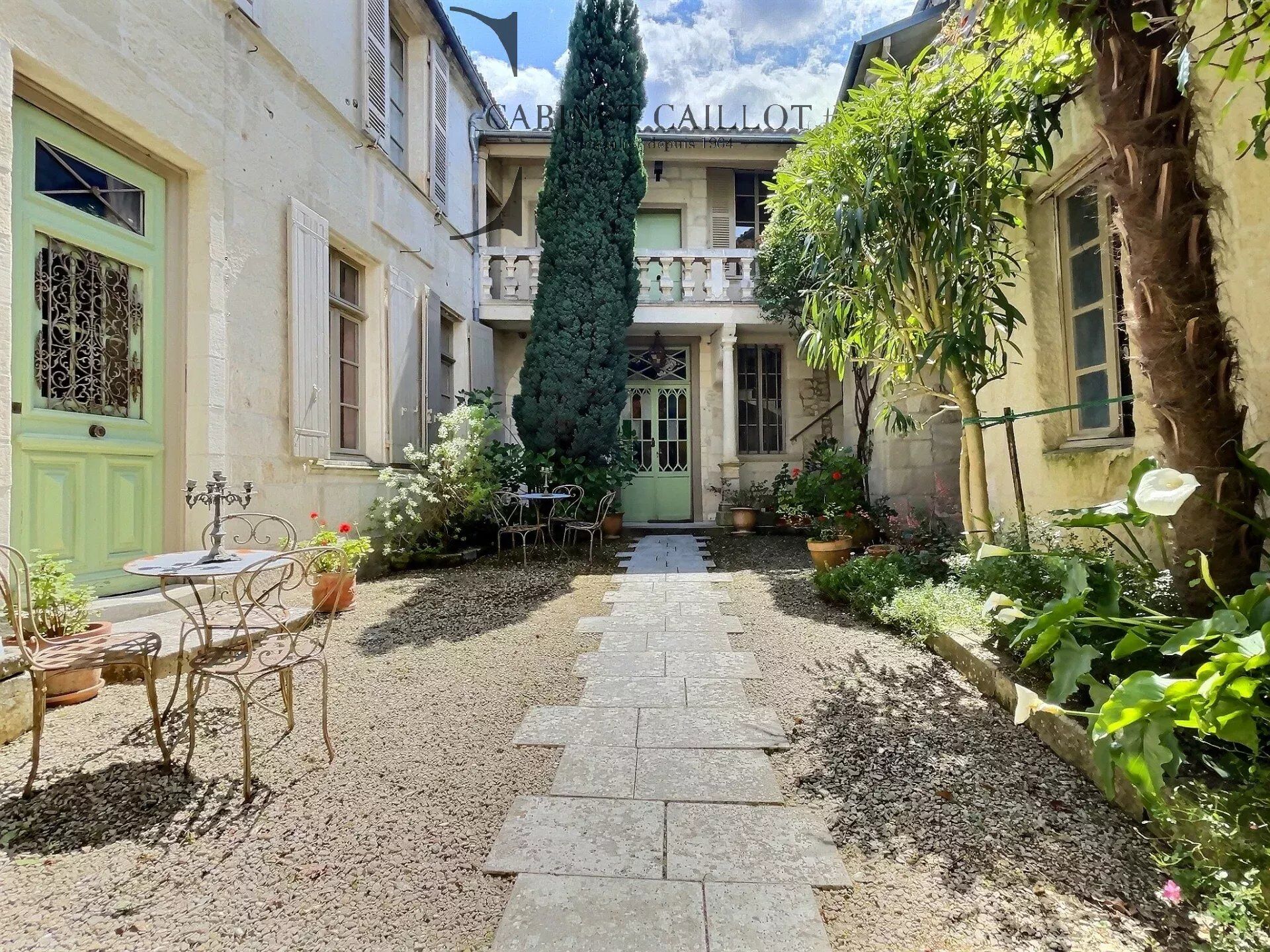 H&ocirc;tel particulier  T14 à vendre Saintes 17100