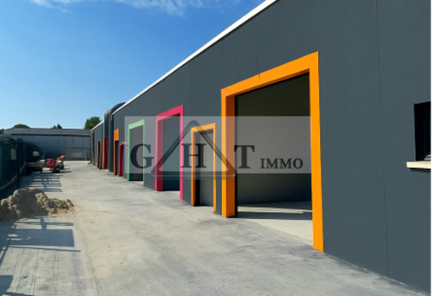 ENTREPOT A LOUER 105 M² A VAUX LE PENIL — photo 1