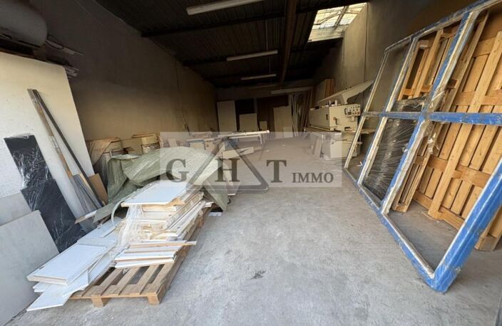 ENTREPOT A LOUER 105 M² A VAUX LE PENIL — photo 2