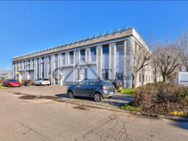 Entrepot à la location de 1300m² — photo du bien