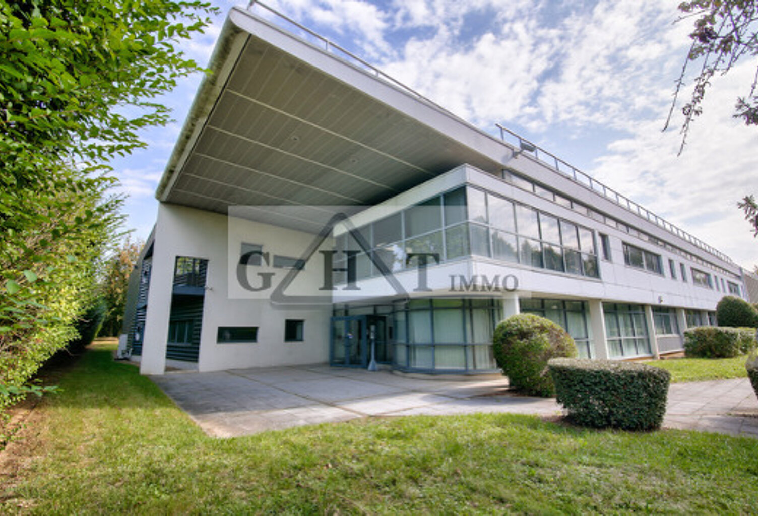 Entrepot à la location de 3 384 m² — photo 1