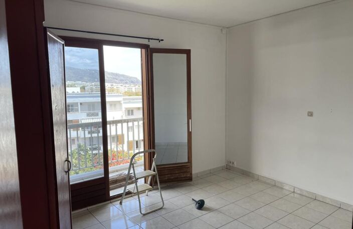 À Saint-Denis, appartement F4 de 71 m2 avec Grande terrasse — photo 4