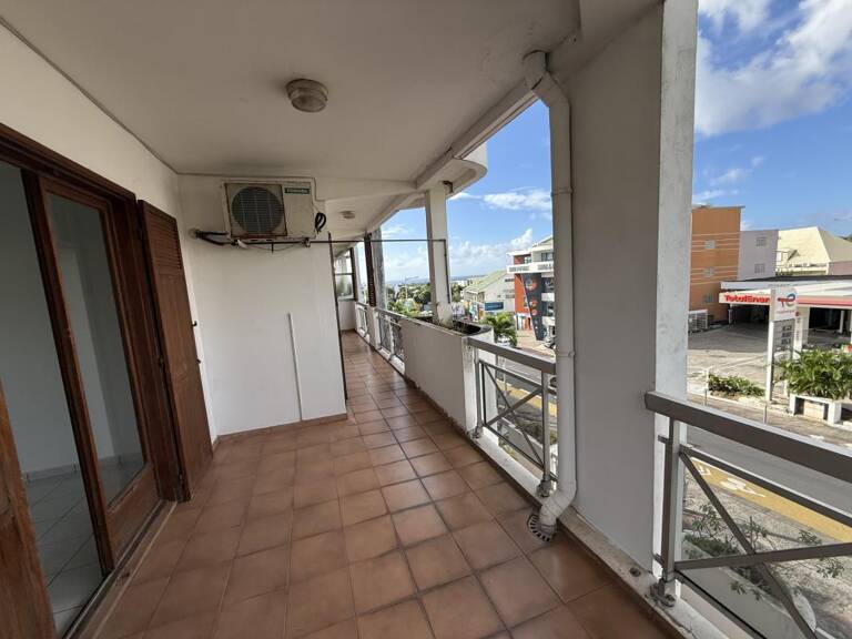 À Saint-Denis, appartement F3 de 61 m2 avec grande terrasse — photo 1