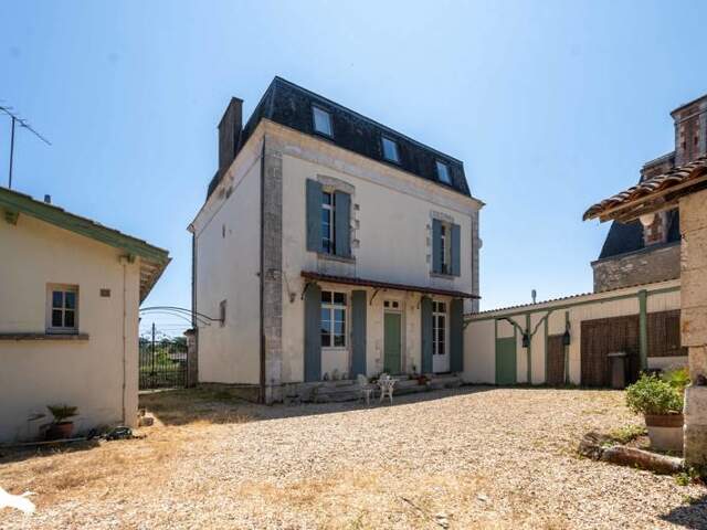 Maison de ville de 9 pièces principales — photo du bien