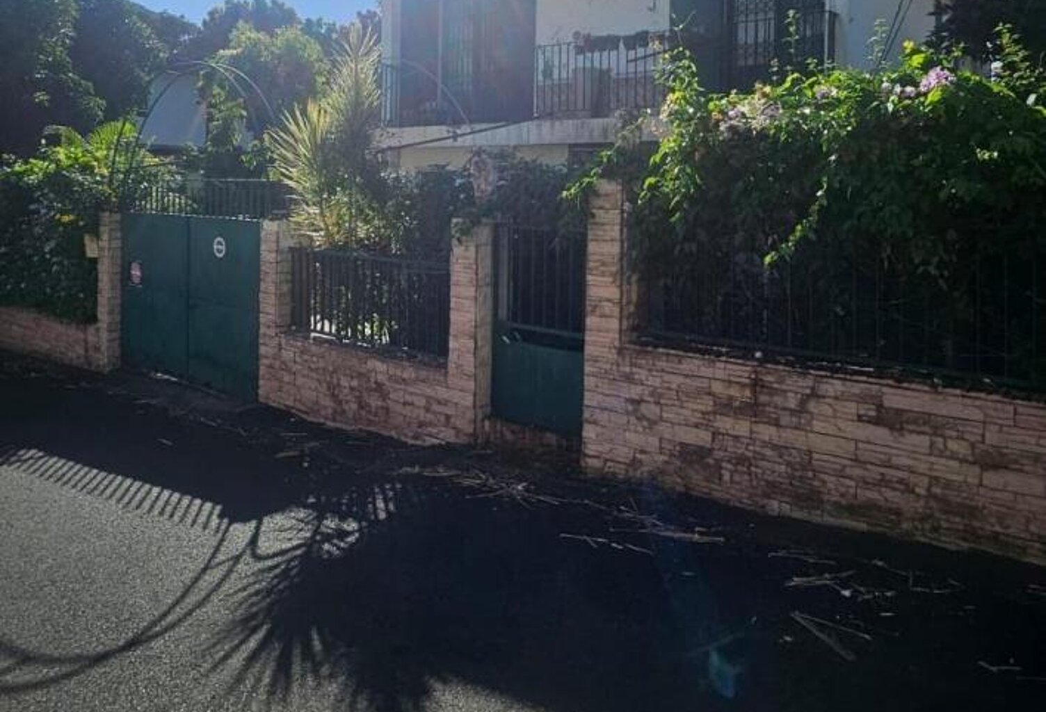SAINT-DENIS - VENTE DE MAISON F6 + DEPENDANCE — photo 1