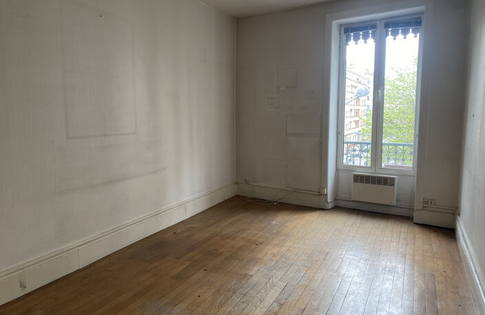 SOUS COMPROMIS - A vendre à Villeurbanne, à deux pas du métr — photo 2