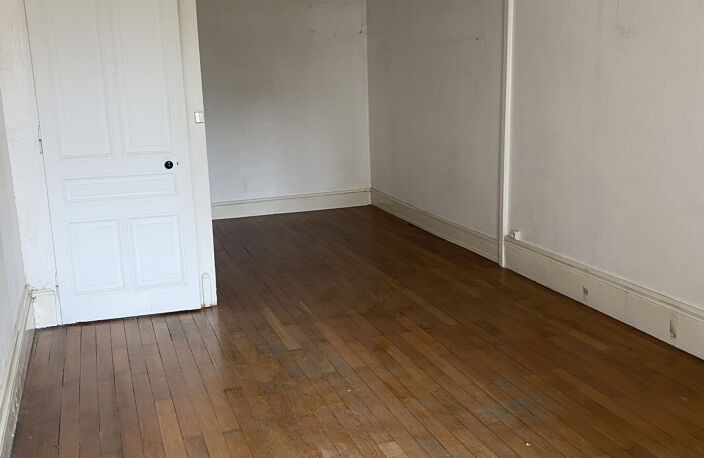 SOUS COMPROMIS - A vendre à Villeurbanne, à deux pas du métr — photo 3