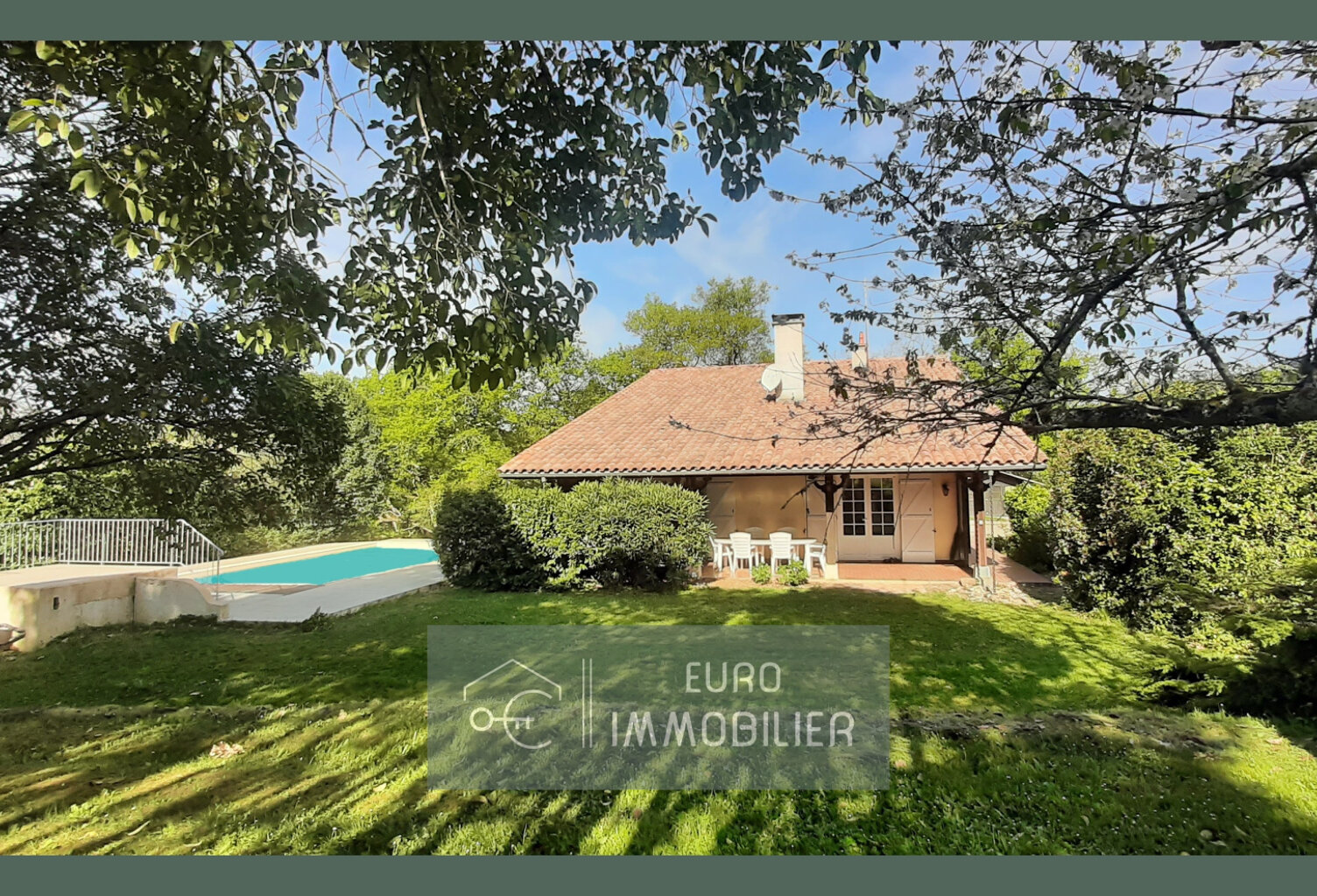 Propriété : 5 chbres, 3 gîtes, piscines, dépendances, 17 ha — photo 1