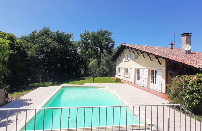 Propriété : 5 chbres, 3 gîtes, piscines, dépendances, 17 ha — photo 2