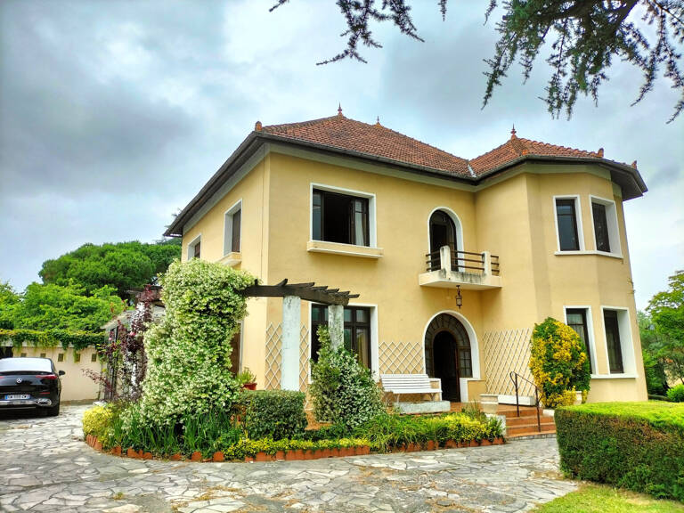 maison esprit manoir avec grand parc et piscine — photo 1