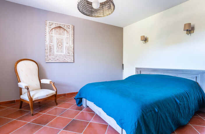 À proximité du village, Villa avec studio indépendant, piscine et belles prestations — photo 5