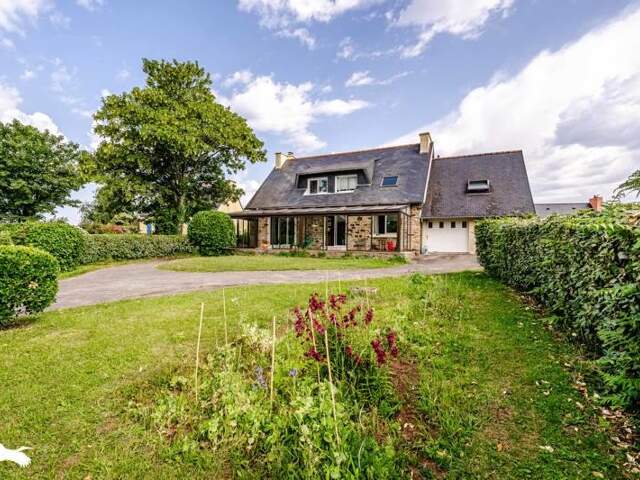 Maison en pierre de 6 pièces principales — photo du bien