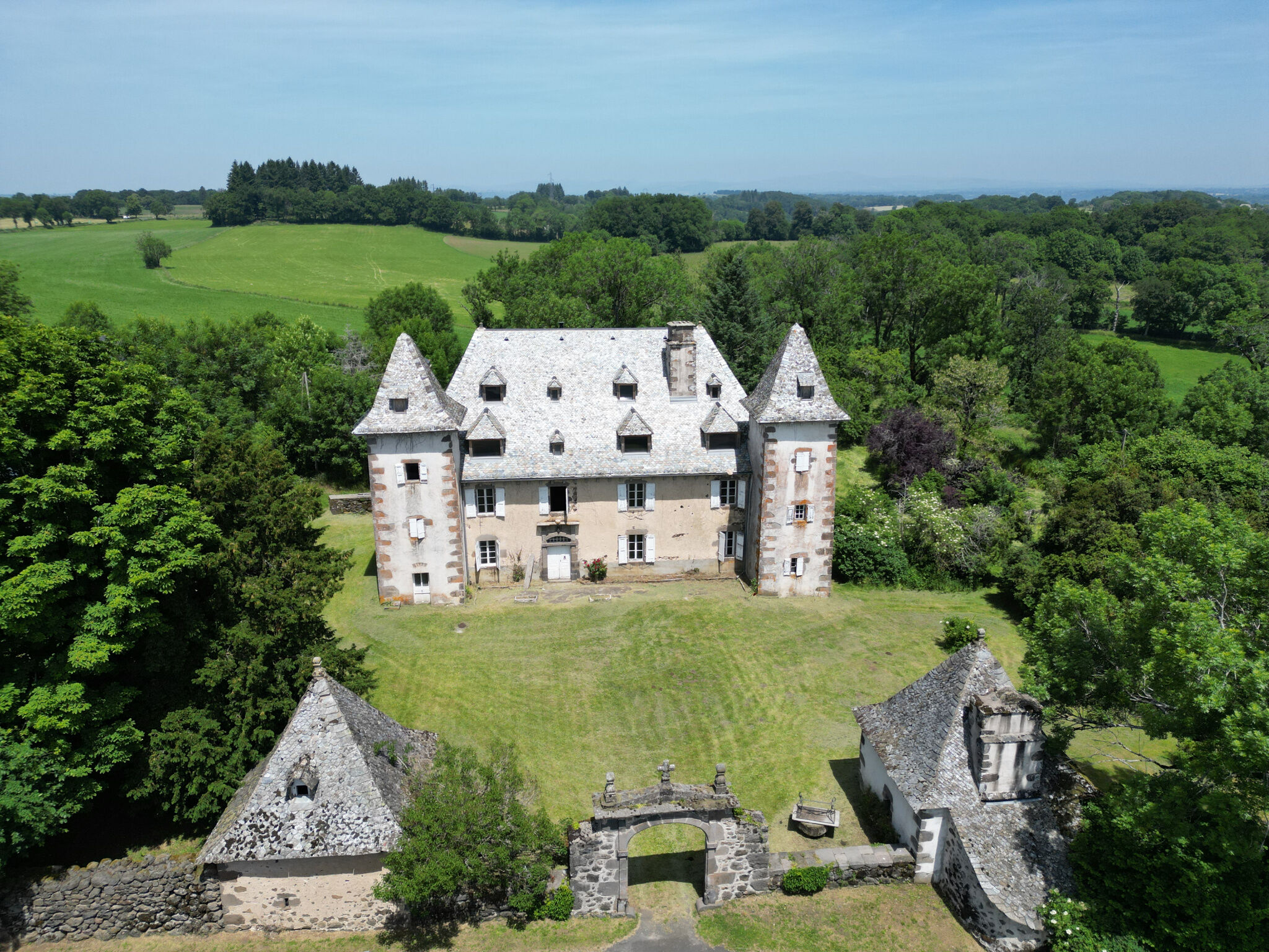 Chateau  T13 à vendre Lacroix-Barrez 12600