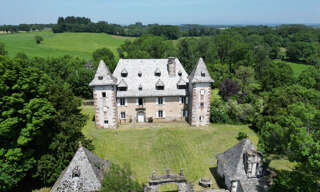 Maison 13 Pièces 550 m² à vendre à Lacroix-Barrez (12600)