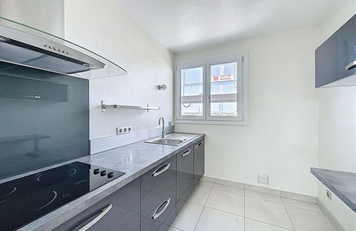 A VENDRE - APPARTEMENT avec BALCON proche place du commerce — photo 3
