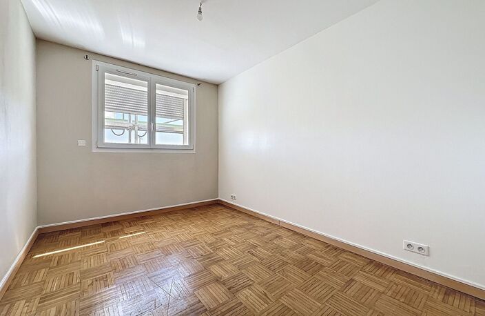 A VENDRE - APPARTEMENT avec BALCON proche place du commerce — photo 4