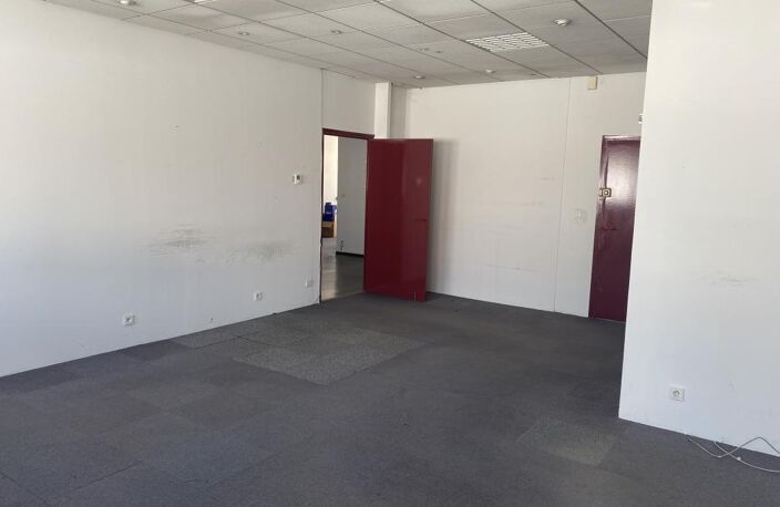Bureaux à louer – Espace commercial Saint-Marc (face au bowling du Rouergue) — photo 2