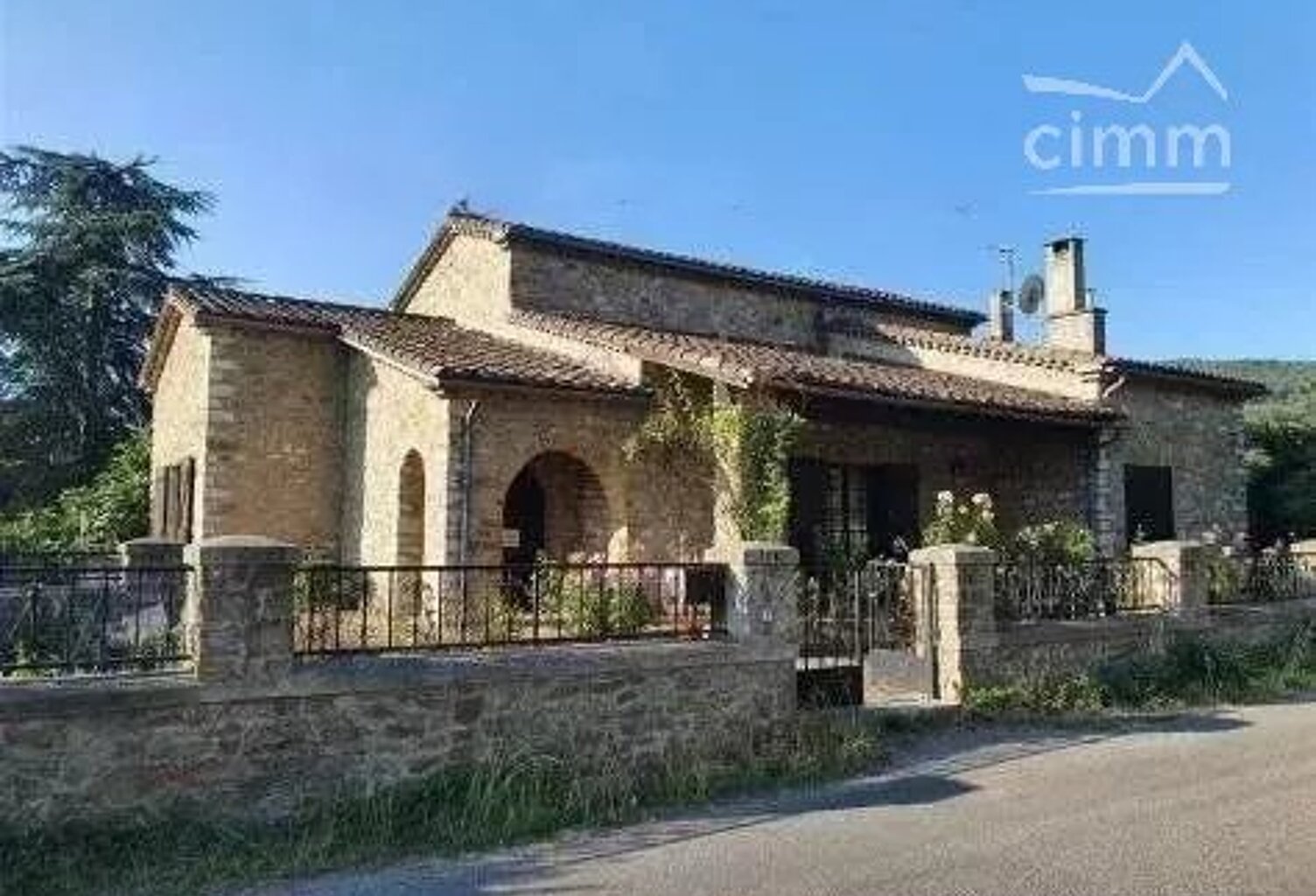 A vendre une grande maison en pierre avec jardin et garage — photo 1