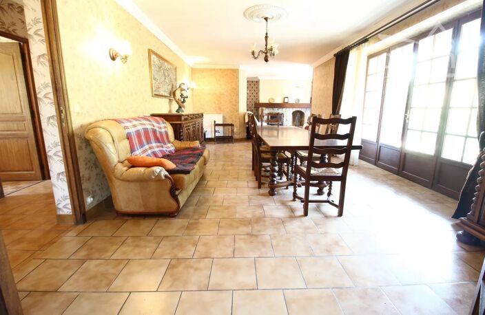 A vendre une grande maison en pierre avec jardin et garage — photo 3