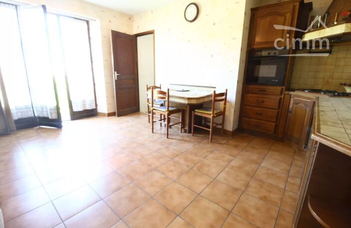 A vendre une grande maison en pierre avec jardin et garage — photo 4