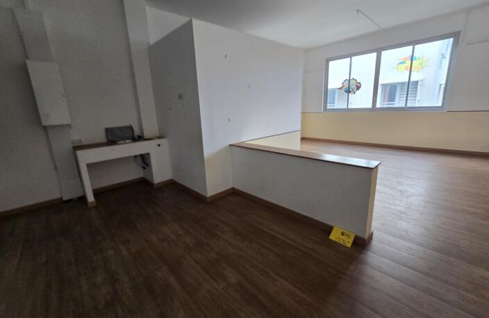LOCAL COMMERCIAL -CENTRE- ETANG SALE LES HAUTS — photo 2
