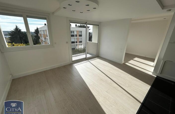 Location appartement 4 pièces 65 m² à Cholet (49300) — photo 3